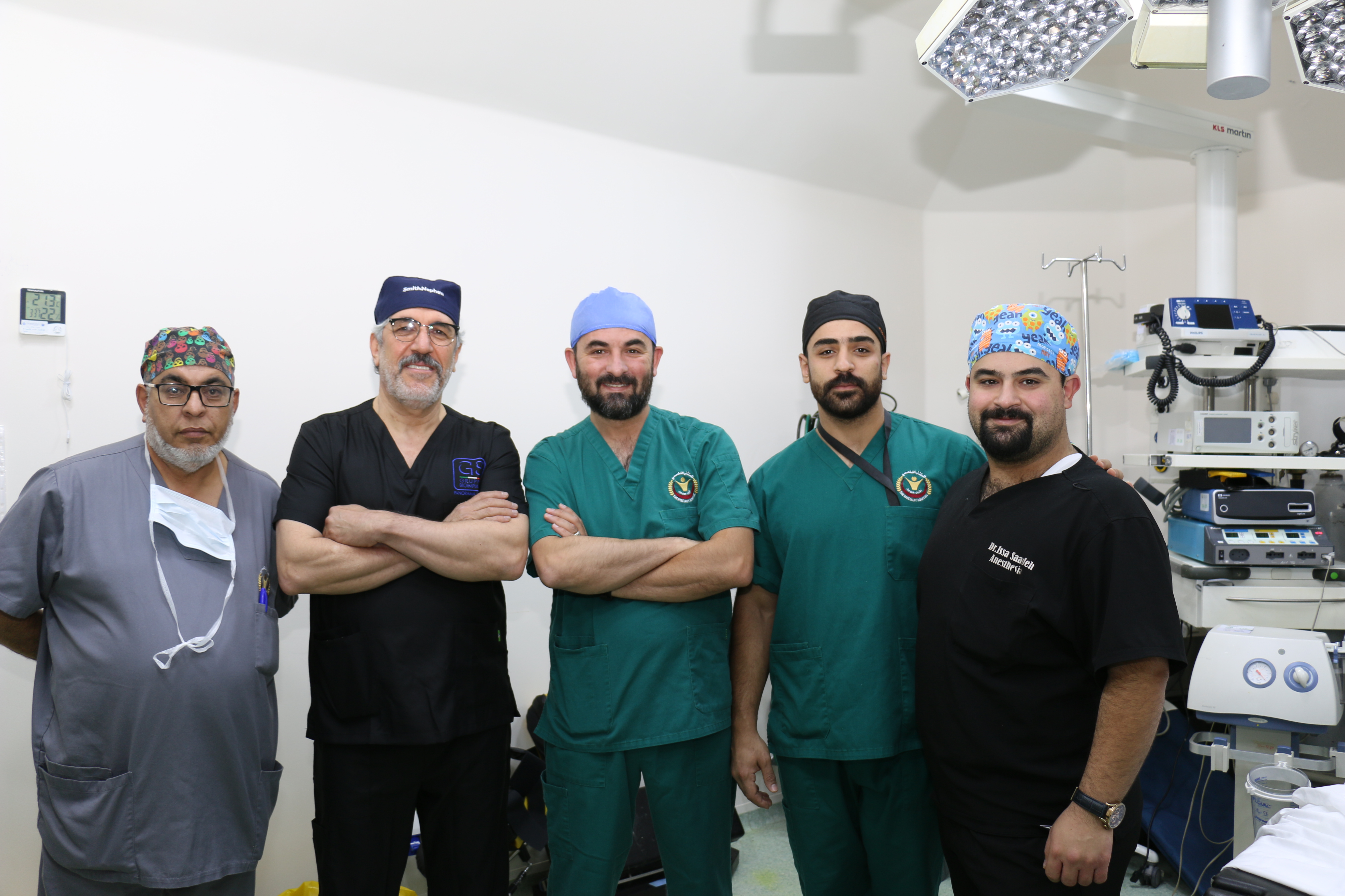 المستشفى التخصصي يجري عملية معقدة في مفصل الركبة