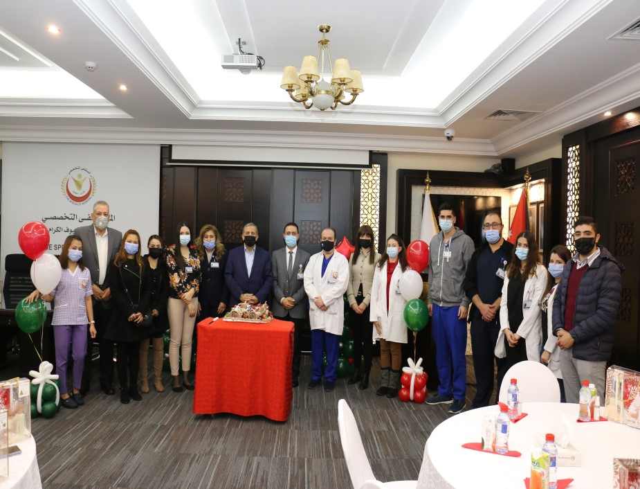 المستشفى التخصصي يحتفل مع موظفيه المسيحيين بعيد الميلاد المجيد