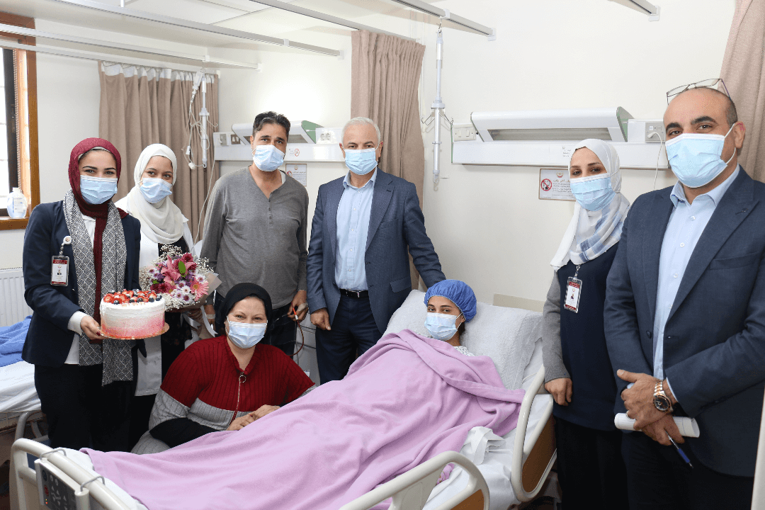 الاحتفال بنجاح عملية زراعة كلى لمريضة بالتزامن مع عيد ميلادها بالمستشفى التخصصي 