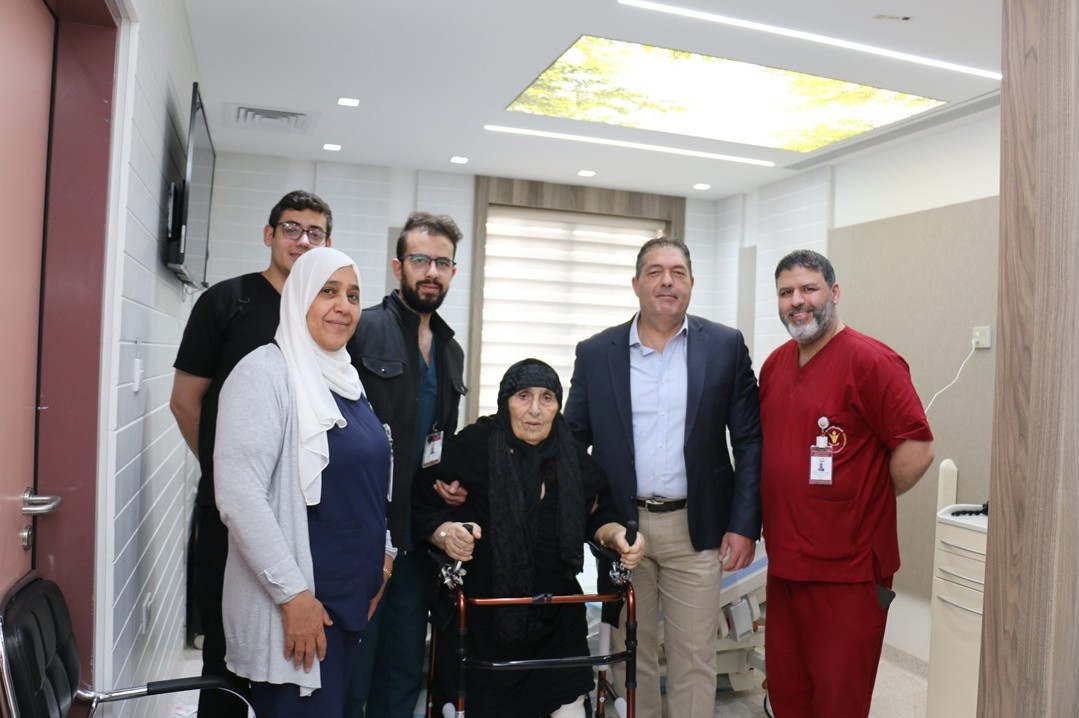 المستشفى التخصصي يحقق إنجازاً طبياً نوعياً بإعادة المشي إلى مريضة ثمانينية بعد سنوات من العجز