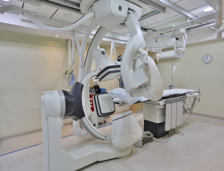 إجراء عملية إغلاق وصلة شريانية لطفل ليبي عمره خمس سنوات في المستشفى التخصصي عن طريق القسطرة