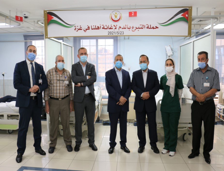 اقبال كبير من فئة الشباب للتبرع بالدم لإغاثة الأهل في قطاع غزة في المستشفى التخصصي