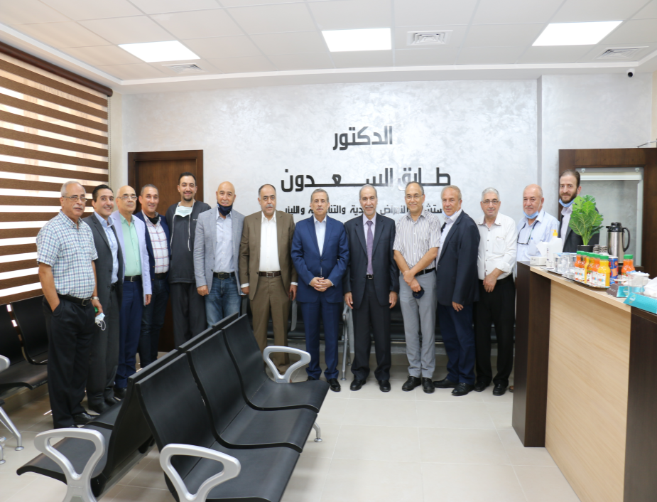 أسرة المستشفى التخصصي تهنئ الدكتور طارق السعدون على افتتاح عيادته الجديدة