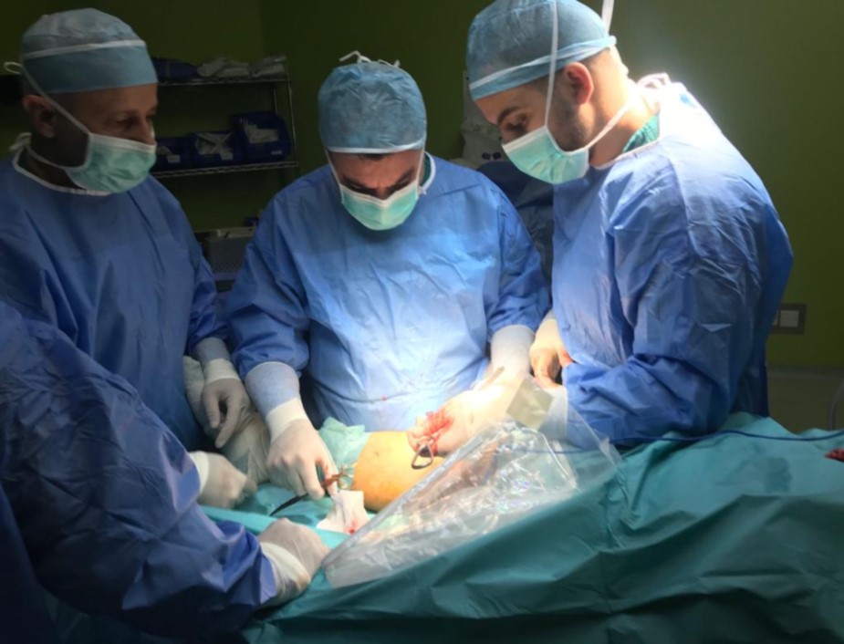 عملية نادرة لإعادة بناء وتر العضلة الصدرية الكبرى المقطوع لأول مرة في المستشفى التخصصي